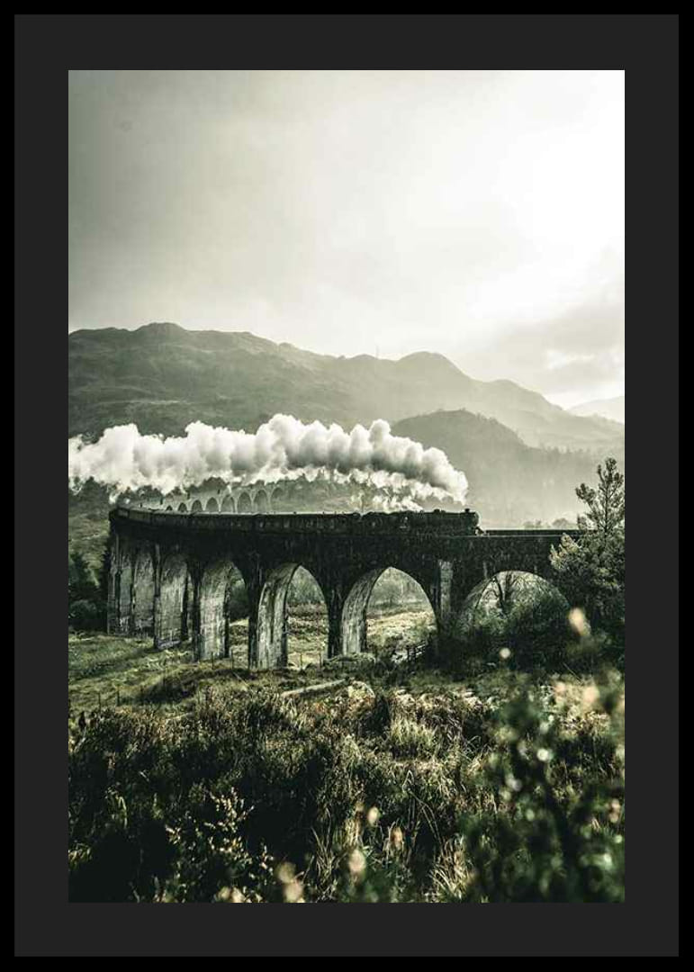 Fotografia vlaku na viadukte Glenfinnan v zelenom údolí-12