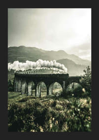 Fotografia vlaku na viadukte Glenfinnan v zelenom údolí-5