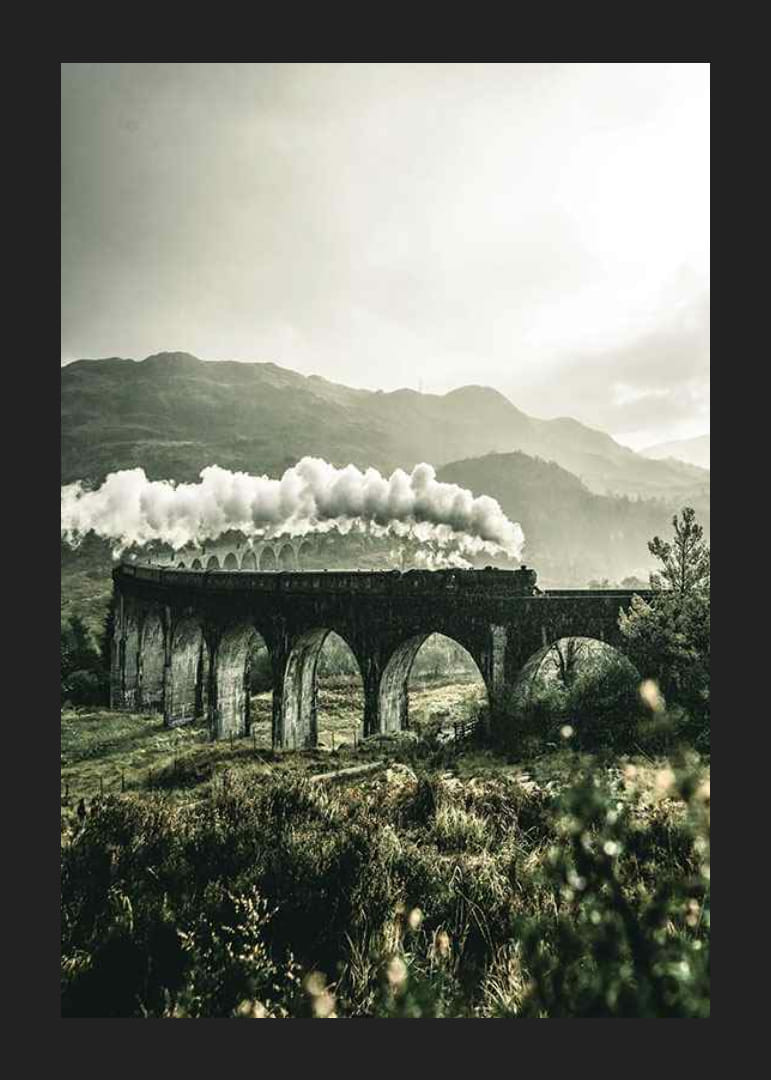 Fotografia vlaku na viadukte Glenfinnan v zelenom údolí-12
