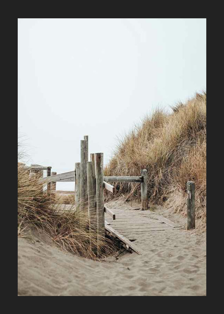 Foto eines Holzstegs durch die Sanddünen hinunter zum Strand-12