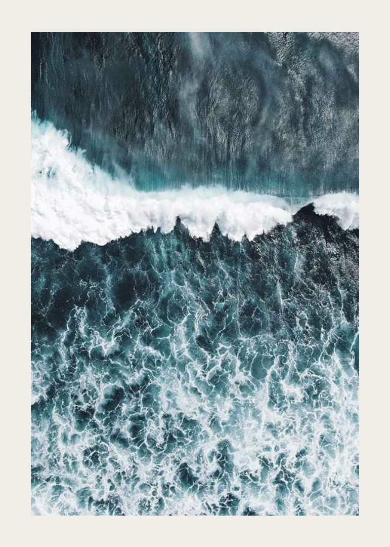 Luchtfoto van oceaan golven met witte schuimrand en blauwgroene tinten-12