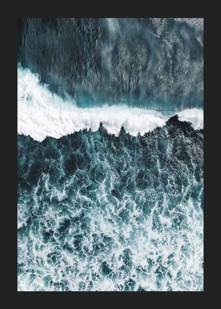 Luchtfoto van oceaan golven met witte schuimrand en blauwgroene tinten-12