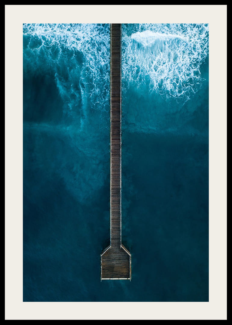 Fotografische Ansicht von oben auf einen langen Pier im blauen Meer-12