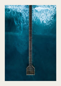 Fotografische Ansicht von oben auf einen langen Pier im blauen Meer-3