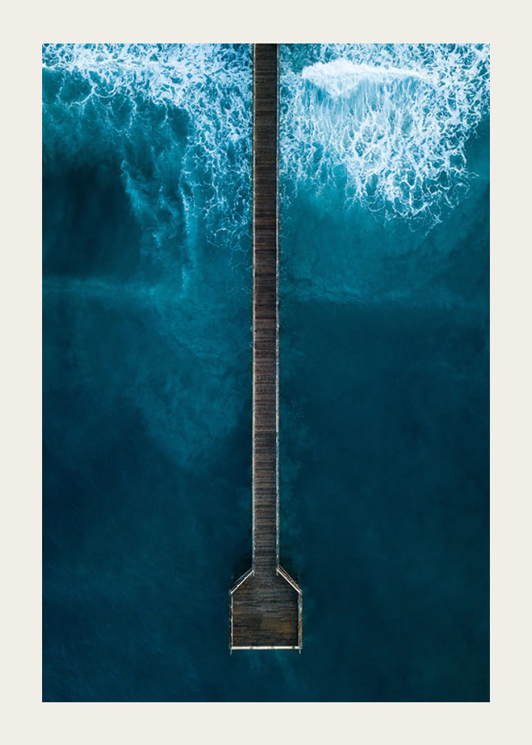 Fotografische Ansicht von oben auf einen langen Pier im blauen Meer-12