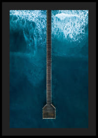 Fotografische Ansicht von oben auf einen langen Pier im blauen Meer-4