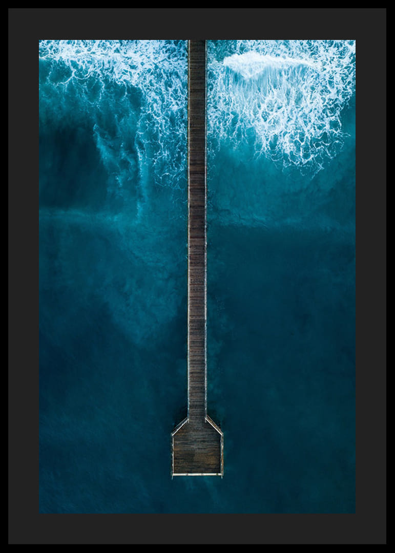 Fotografische Ansicht von oben auf einen langen Pier im blauen Meer-12