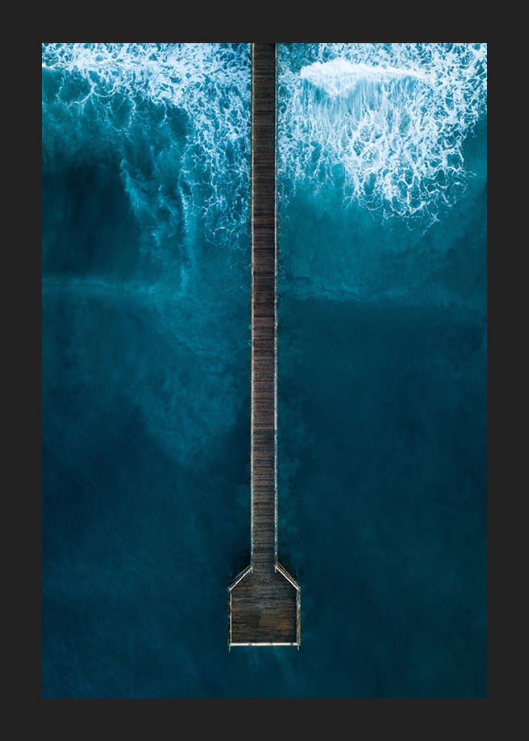 Fotografische Ansicht von oben auf einen langen Pier im blauen Meer-12
