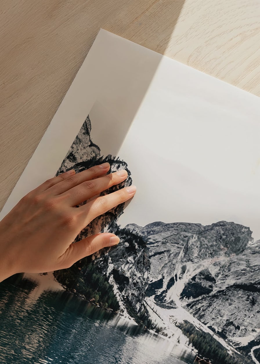 Fotografi av träbåt på turkost vatten framför snötäckta berg-12