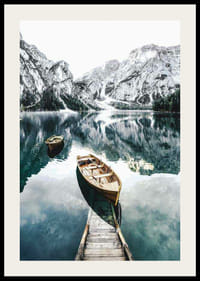 Fotografi av roddbåtar på klar sjö med snötäckta berg-2