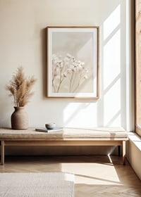 Närbild av vita brudslöja-blommor mot beige bakgrund-8