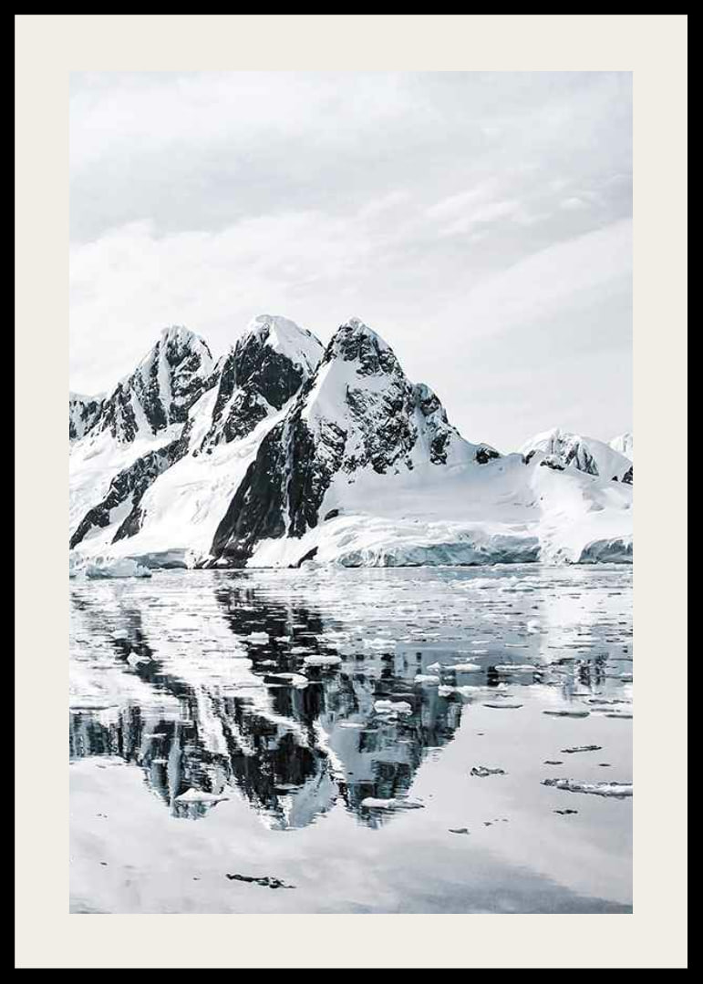 Fotografi av snötäckta berg och isigt vatten med spegling-12