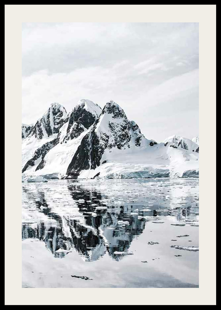 Fotografia zasnežených hôr a ľadovej vody s odrazom-12