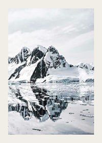 Fotografi av snötäckta berg och isigt vatten med spegling-3