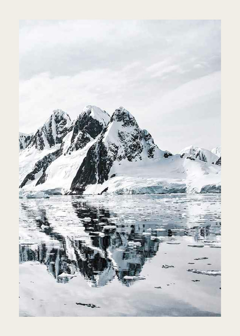 Fotografi av snötäckta berg och isigt vatten med spegling-12