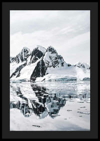 Fotografia zasnežených hôr a ľadovej vody s odrazom-4