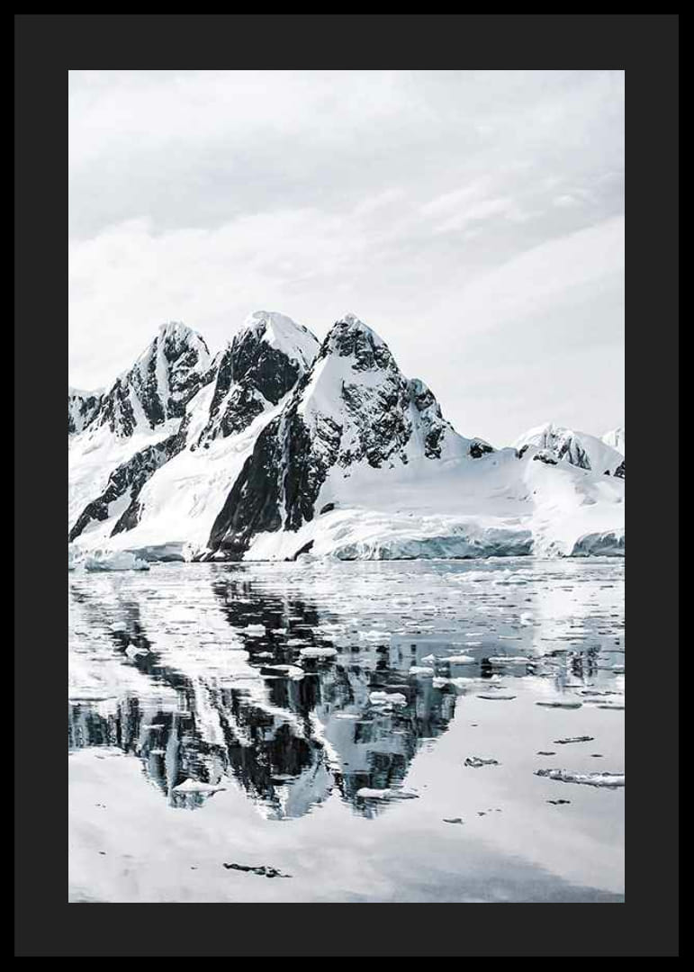 Fotografia zasnežených hôr a ľadovej vody s odrazom-12