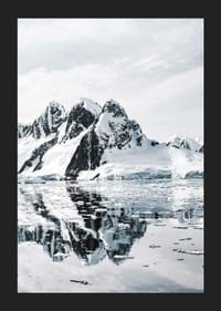 Fotografia zasnežených hôr a ľadovej vody s odrazom-5