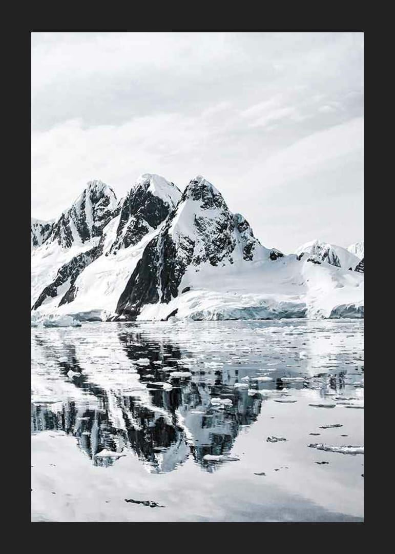 Fotografia zasnežených hôr a ľadovej vody s odrazom-12