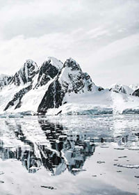 Fotografi av snötäckta berg och isigt vatten med spegling-7
