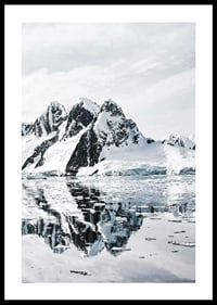 Fotografi av snötäckta berg och isigt vatten med spegling-0