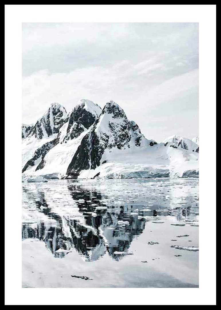 Fotografi av snötäckta berg och isigt vatten med spegling-12