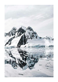 Fotografi av snötäckta berg och isigt vatten med spegling-1