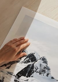 Fotografi av snötäckta berg och isigt vatten med spegling-9