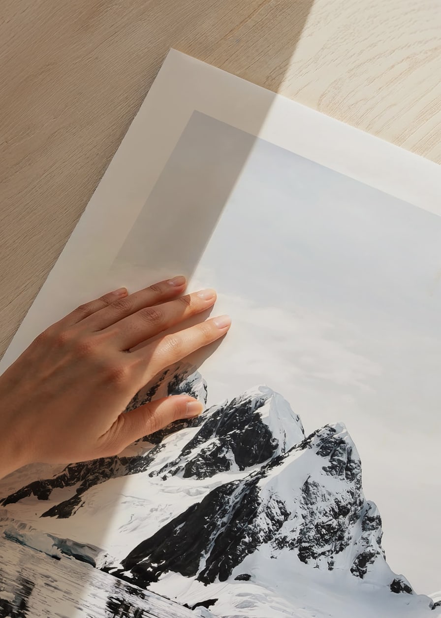 Fotografi av snötäckta berg och isigt vatten med spegling-12