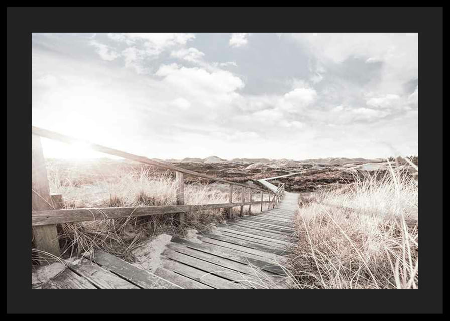 Photographie d'une passerelle en bois traversant des dunes de sable et d'herbe en contre-jour-12