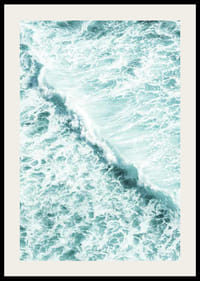 Gros plan sur des vagues océaniques écumeuses en turquoise et blanc-2