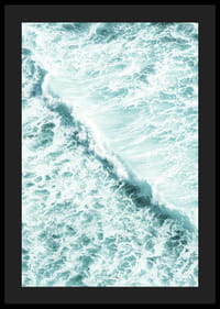 Gros plan sur des vagues océaniques écumeuses en turquoise et blanc-4