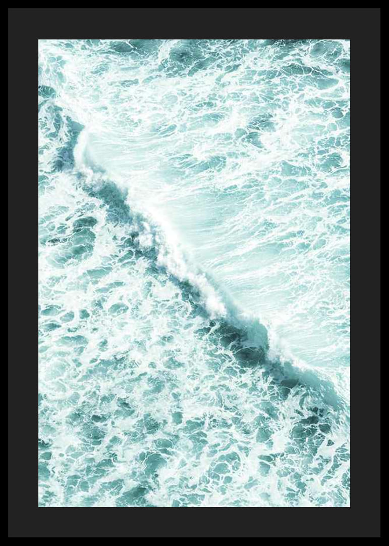 Gros plan sur des vagues océaniques écumeuses en turquoise et blanc-12