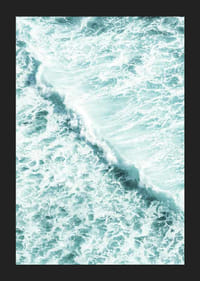 Gros plan sur des vagues océaniques écumeuses en turquoise et blanc-5