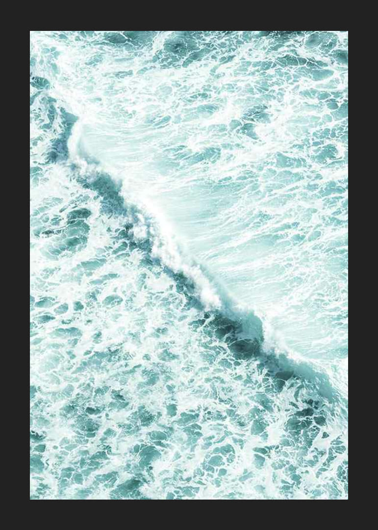 Gros plan sur des vagues océaniques écumeuses en turquoise et blanc-12