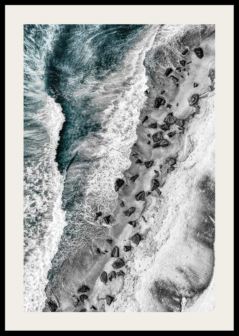 Lintuperspektiivistä kalliorantaa turkoosilla merivedellä-12