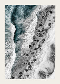 Lintuperspektiivistä kalliorantaa turkoosilla merivedellä-3