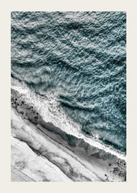 Luftfoto av steinete strand med bølger og turkis hav-3