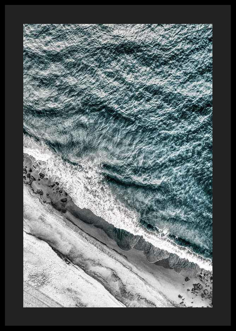 Luftfoto av steinete strand med bølger og turkis hav-12