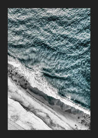 Luftfoto av steinete strand med bølger og turkis hav-5