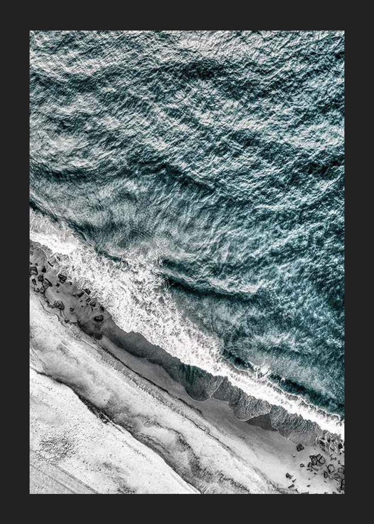 Luftfoto av steinete strand med bølger og turkis hav-12