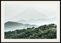 Sumun peittämiä vuoria ja tiheää metsää pehmeissä vihreissä sävyissä-2