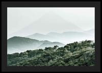 Sumun peittämiä vuoria ja tiheää metsää pehmeissä vihreissä sävyissä-4