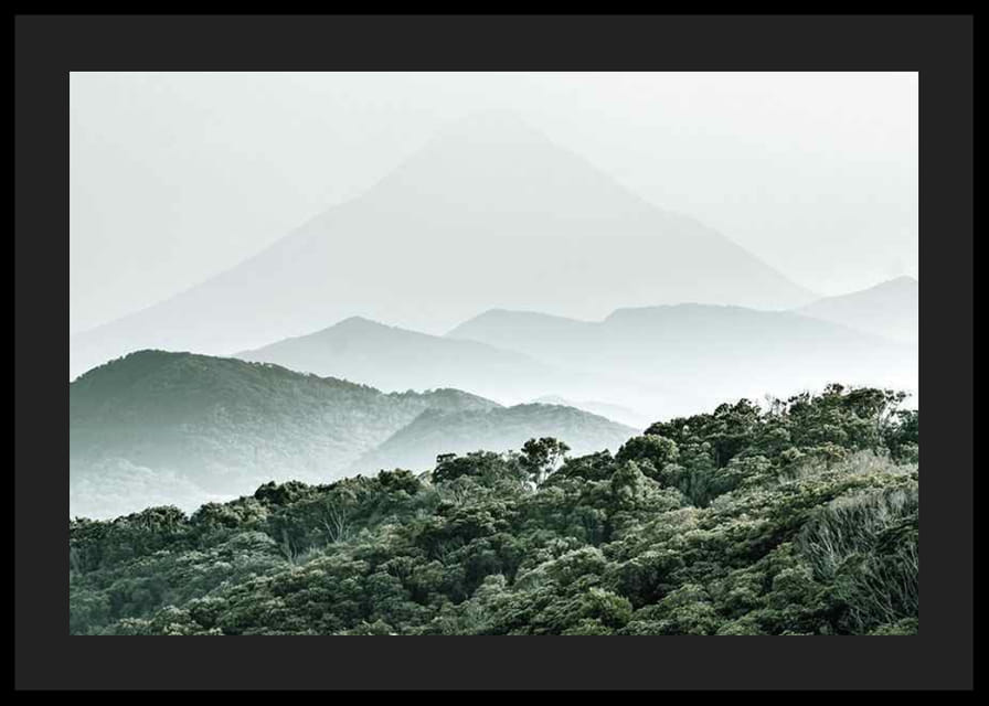 Sumun peittämiä vuoria ja tiheää metsää pehmeissä vihreissä sävyissä-12