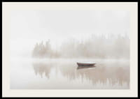 Barque rouge sur un lac calme avec brouillard et forêt en arrière-plan-2