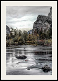 Foto van de Merced River in Yosemite met herfstkleuren en rotsen-2