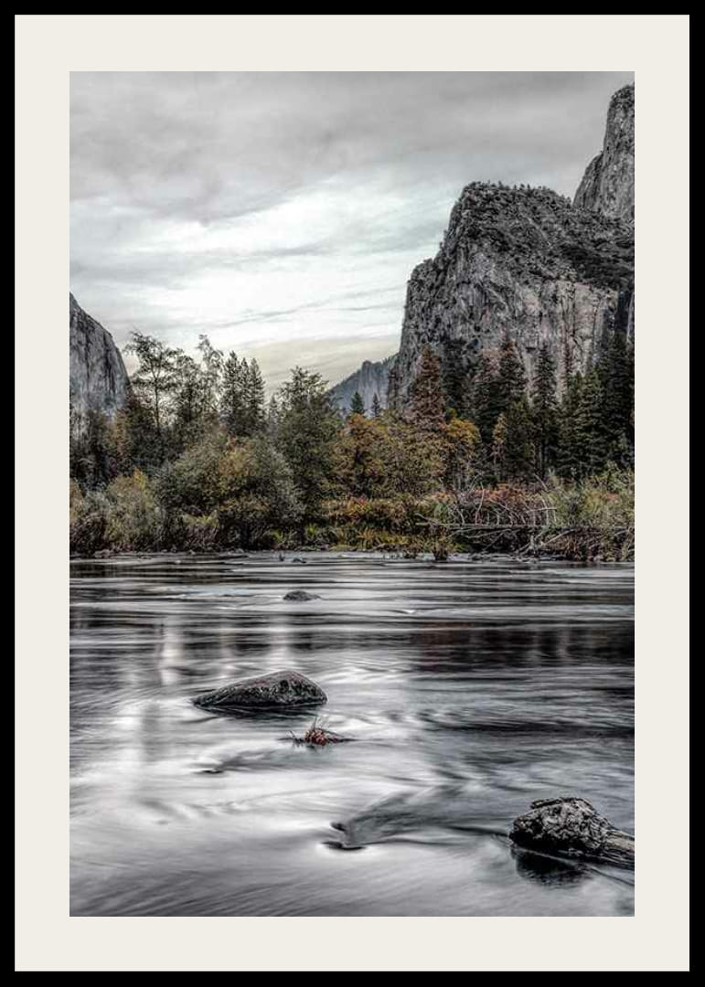 Foto van de Merced River in Yosemite met herfstkleuren en rotsen-12