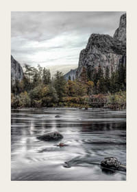 Foto van de Merced River in Yosemite met herfstkleuren en rotsen-3