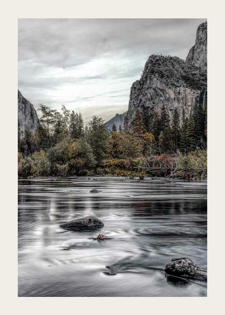Foto van de Merced River in Yosemite met herfstkleuren en rotsen-12