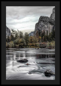 Foto van de Merced River in Yosemite met herfstkleuren en rotsen-4